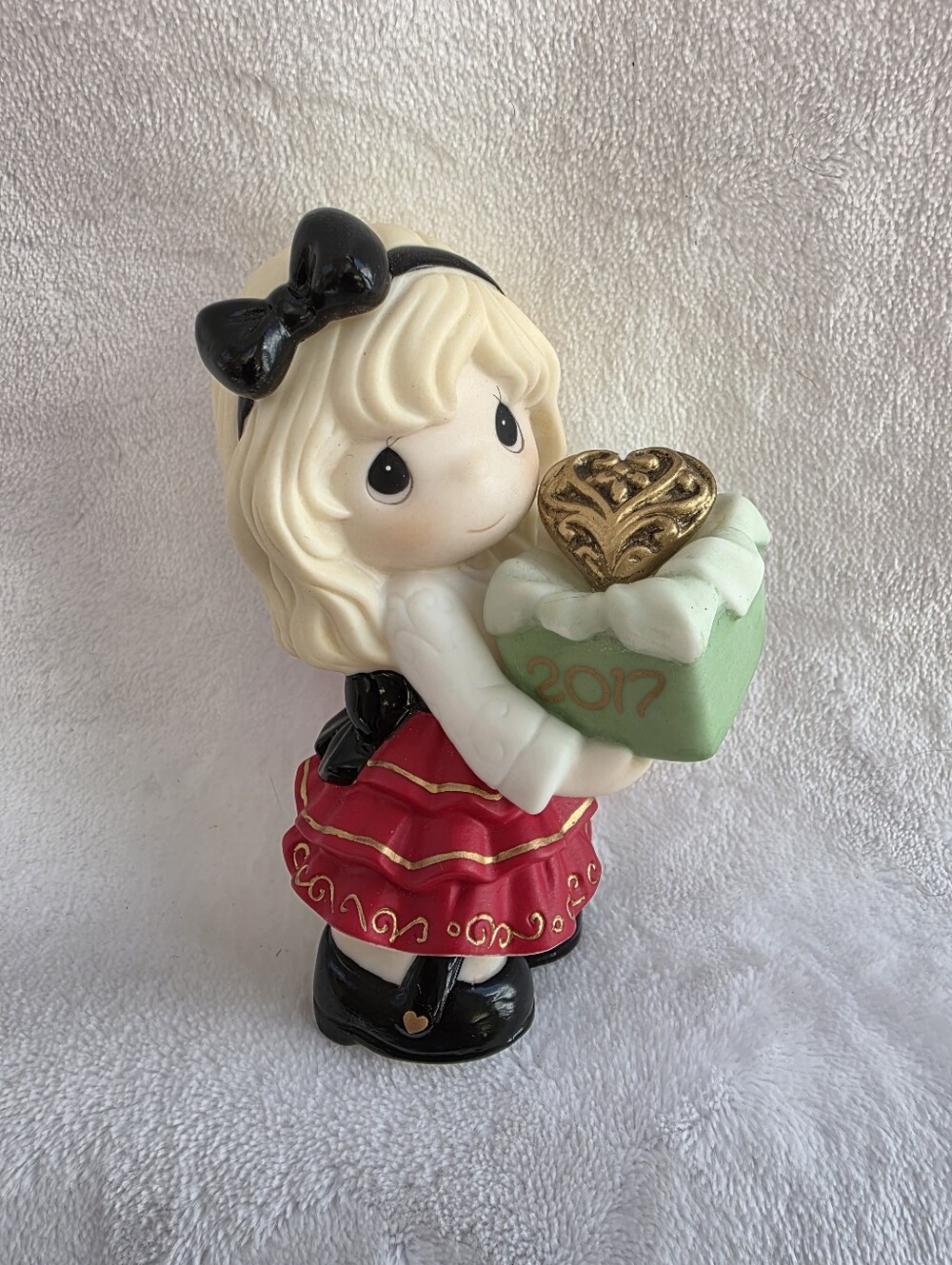 Precious Moment Figurine 2017 'May the Gift of Love Be Yours' #171001